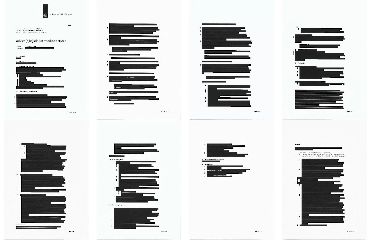 16 A4'tjes waarvan de tekst grotendeels zwartgelakt is